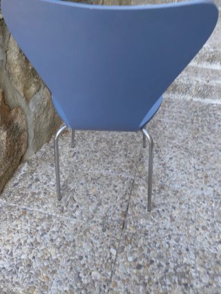 Silla azul patas cromadas