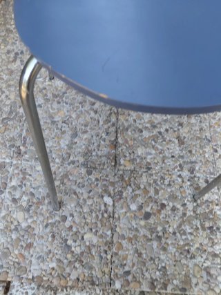 Silla azul patas cromadas