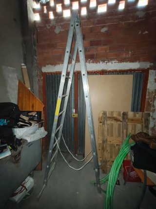 Escalera metálica base antideslizante