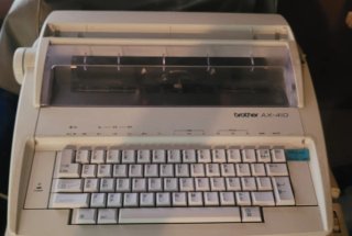 Máquina de escribir Brother AX-410