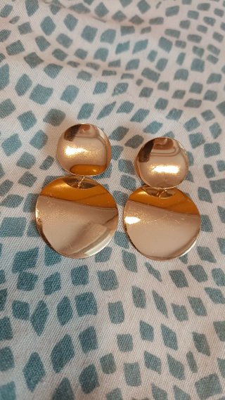 Pendientes esféricos dorados colgantes