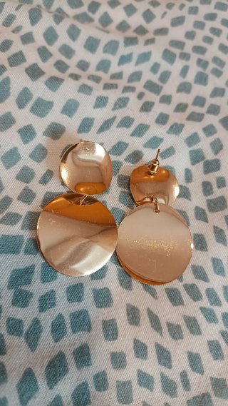 Pendientes esféricos dorados colgantes