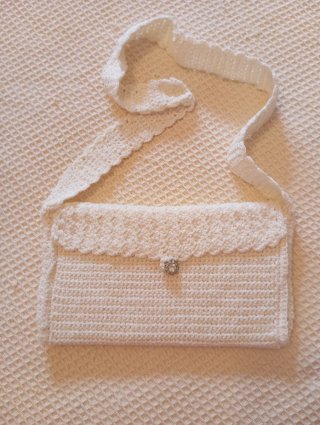 Bolso de ganchillo beige con botón