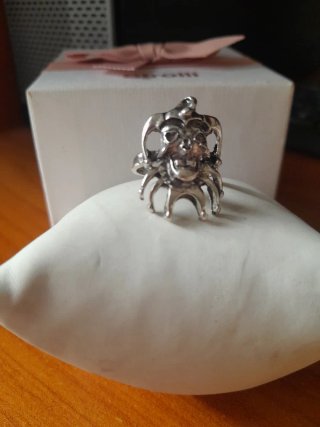 Anello uomo teschio giullare