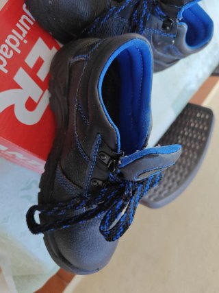 Zapatos de seguridad negros y azules con refuerzo