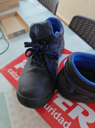 Zapatos de seguridad negros y azules con refuerzo