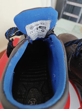 Zapatos de seguridad negros y azules con refuerzo