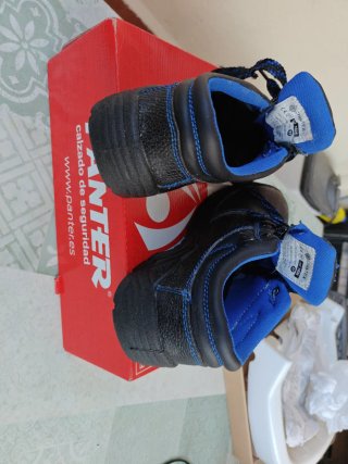 Zapatos de seguridad negros y azules con refuerzo