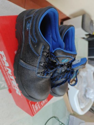 Zapatos de seguridad negros y azules con refuerzo