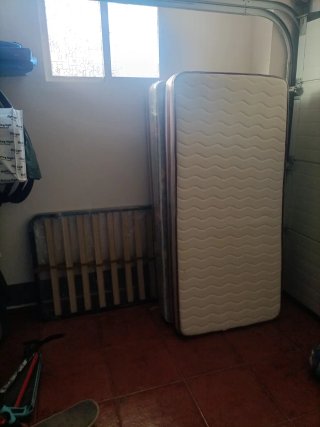 Colchón y somier de tela y madera