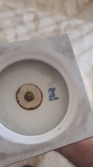 Raffinato vaso in porcellana di manifattura Dresda