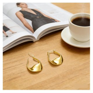 Pendientes dorados diseño moderno