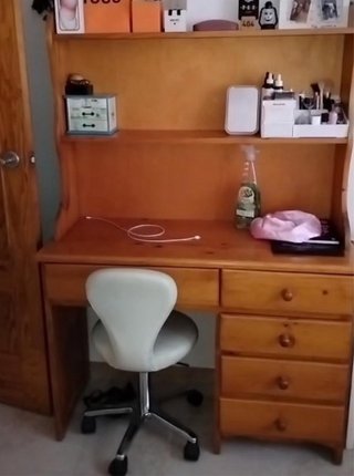 Mueble de madera con 3 cajones