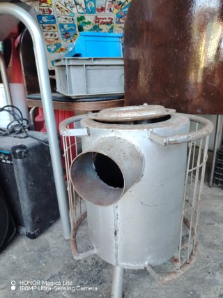 Estufa de leña metálica