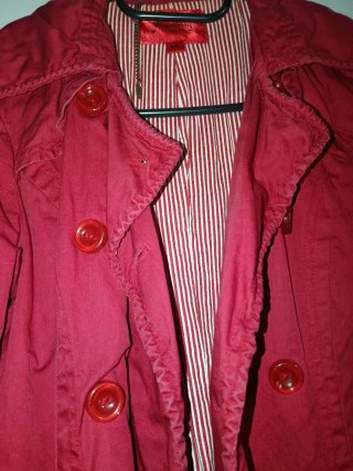 Gabardina roja con botones