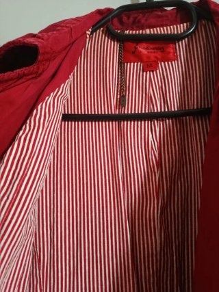 Gabardina roja con botones