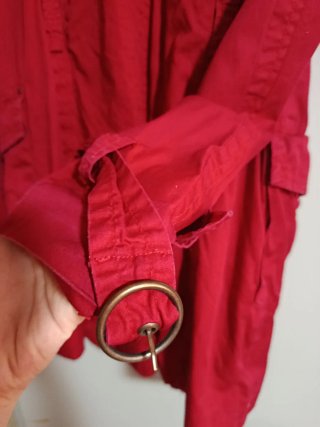 Gabardina roja con botones