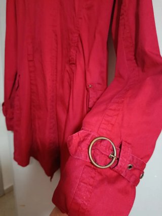 Gabardina roja con botones