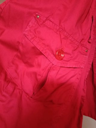 Gabardina roja con botones