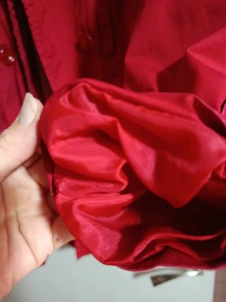Gabardina roja con botones