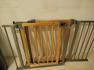 Barrera de seguridad Lindam para escaleras