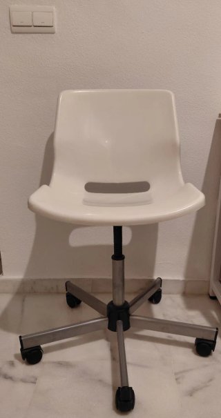 Silla de oficina blanca y plateada