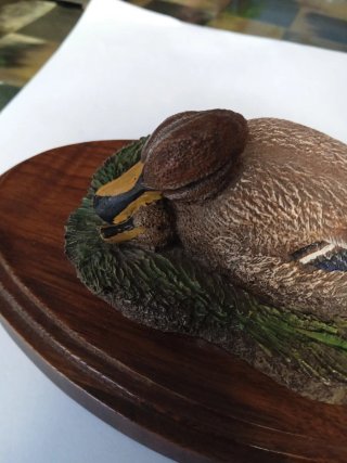Figura bronce mamá pato y cría