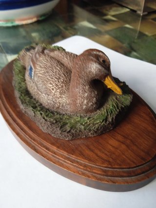 Figura bronce mamá pato y cría