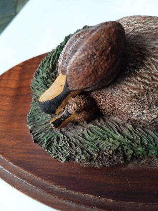 Figura bronce mamá pato y cría