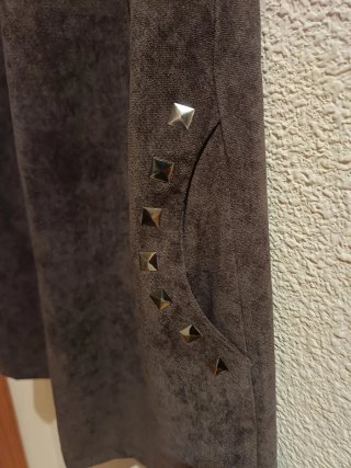 Vestido gris antelina con tachuelas