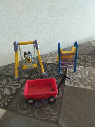 Parque infantil Bluey con columpio y tobogán