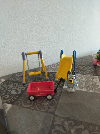 Parque infantil Bluey con columpio y tobogán