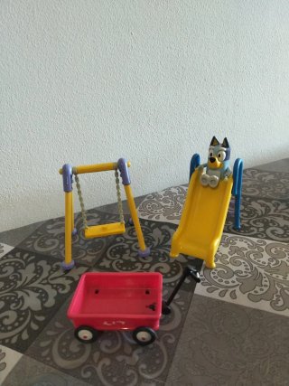 Parque infantil Bluey con columpio y tobogán