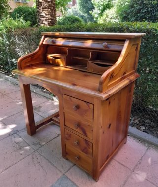 Escritorio de madera con persiana