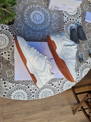 Off-White Out of Office Marrones/Blancos