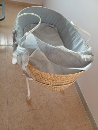 Cuna de mimbre con soporte