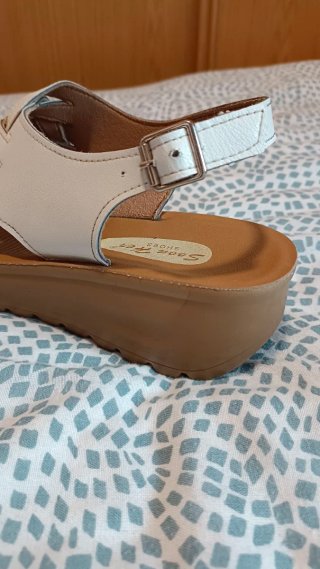 Sandalias cuña blancas y marrones