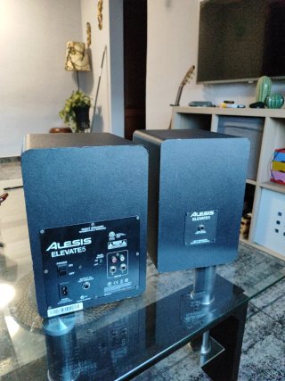 Monitores de Audio Alesis Negros