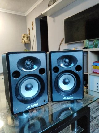 Monitores de Audio Alesis Negros