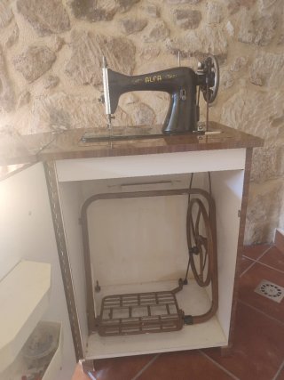 Mueble Máquina de Coser Alfa Antigua