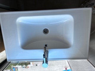 Mueble de baño verde con lavabo y grifo