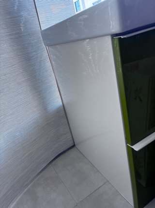 Mueble de baño verde con lavabo y grifo