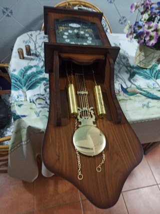 Reloj de péndulo antiguo a pilas