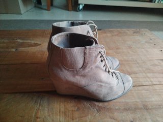 Botines cuña cordones T.37