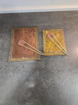 2 marcos antiguos de latón.