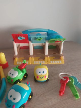 Parquing de juguete con coches y llaves