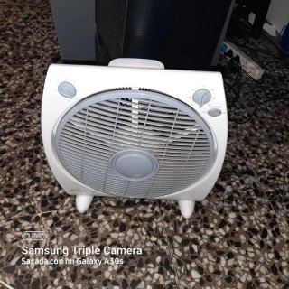 Ventilador de mesa blanco y gris
