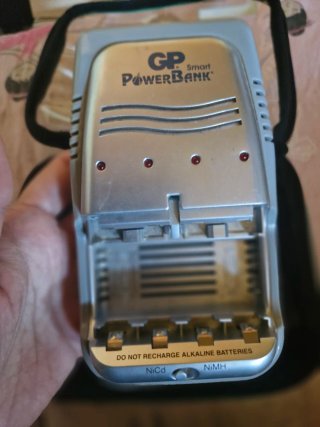 Carregador de pilhas GP em estojo