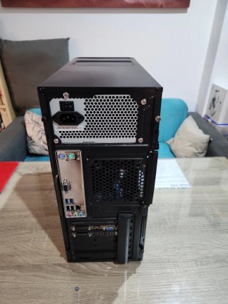 Ordenador sobremesa negro