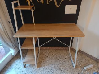 Escritorio madera y metal con estanterías